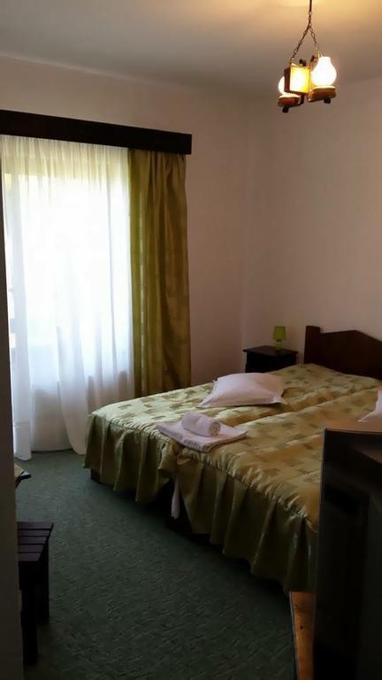Hôtel Vila Colt De Rai à Rîşnov Extérieur photo