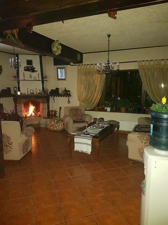 Hôtel Vila Colt De Rai à Rîşnov Extérieur photo